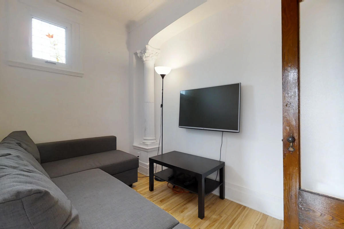 Salon lumineux d'un logement étudiant à Montréal